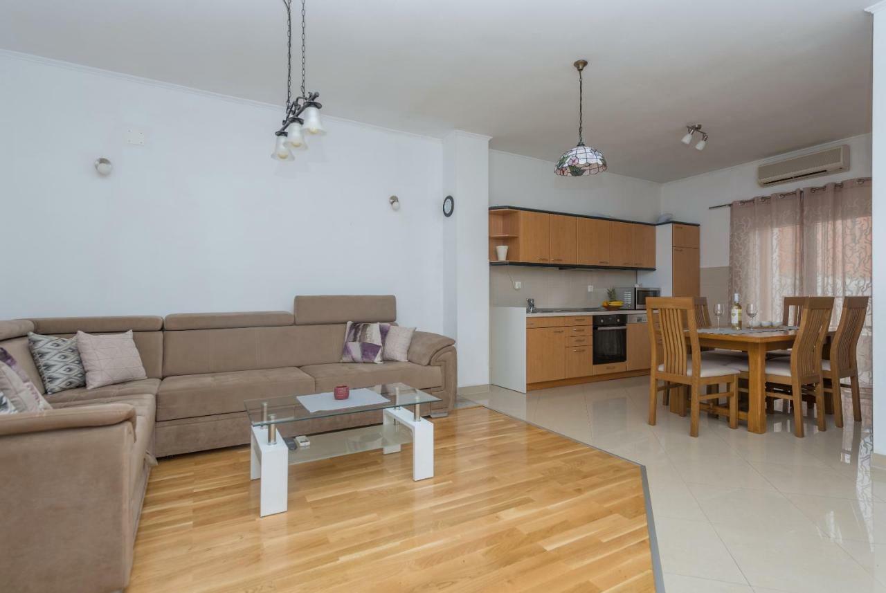 Apartments Naja Макарска Экстерьер фото